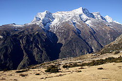 ヒマラヤのシャンボチェの丘から見たコンデリ峰
