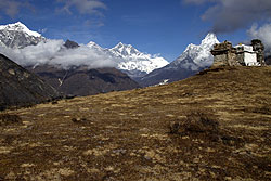 ヒマラヤのクムジュンの丘とエベレスト山群