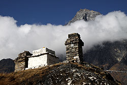 ヒマラヤのクムジュンの丘にある石碑とクーンビラ峰