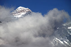雲から顔を出すヒマラヤのエベレストのピーク