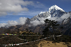 ヒマラヤ山脈のタムセルクとシャンボチェの丘
