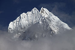 ヒマラヤ山脈のタムセルク峰のピーク