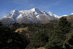 ヒマラヤのコンデリ峰とシャンボチェの丘