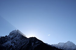 ヒマラヤのタムセルク峰から昇る朝日