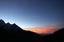ヒマラヤのシャンボチェの丘からの夜明け