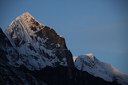 朝焼けに染まるヒマラヤのコンデリ峰