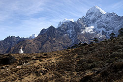 ヒマラヤのクムジュン村から見たタムセルクとカンテガ峰
