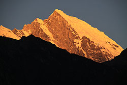 朝焼けで真っ赤に染まるヒマラヤのヌンブール峰