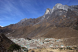 ヒマラヤのシェルパ族の里クムジュン村とクーンビラ峰