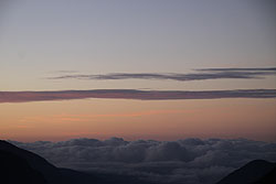 ヒマラヤのシャンボチェの丘から見る朝焼けの雲海