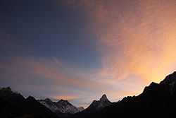 エベレストなどのヒマラヤ山脈を赤く染める朝焼け
