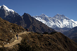 ヒマラヤのエベレスト街道を歩く登山者