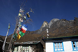 ヒマラヤのシェルパの里クムジュン村の民家とクーンビラ峰