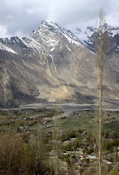 杏が咲くパキスタンのゴール村と雪山の展望
