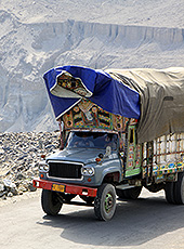 パキスタンのカラコルムハイウェイを走るデコトラ