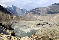 パキスタンのインダス川とギルギット川の合流点