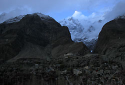 夕暮れのパキスタンの高峰ウルタルとフンザの村