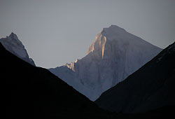 朝日を浴びるパキスタンの高峰ゴールデンピーク 