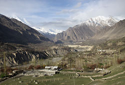 パキスタンの高峰ラカポシとフンザの村