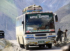 パキスタンのカラコルムハイウェイを走るバス