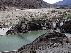 パキスタンのインダス川にかかる橋
