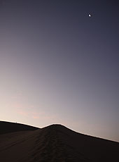 ペルーの夕暮れの砂漠に輝く月