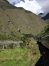 山間を走るペルーのマチュピチュまでの列車