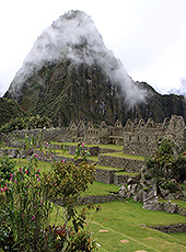 ペルーの世界遺産マチュピチュのワイナピチュと住居