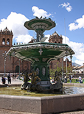 ペルーの世界遺産クスコのアルマス広場の噴水