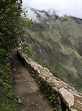 ペルーの世界遺産マチュピチュに続く絶壁のインカ道