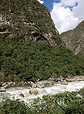 ペルーのペルーレイルの脇を流れるウルバンバ川