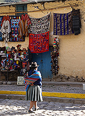 ペルーのオリャンタイタンボの民族衣装を着た女性