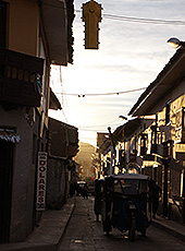 夕暮れに染まるペルーのウルバンバの路地