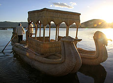 ペルーのチチカカ湖に浮かぶウロス島バスラの船