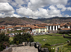 ペルーのクスコの街並みと公園
