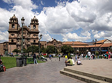 ペルーの世界遺産クスコの教会とアルマス広場