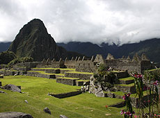 ペルーの世界遺産マチュピチュのワイナピチュと住居区