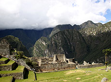 ペルーの世界遺産マチュピチュの居住区と山々