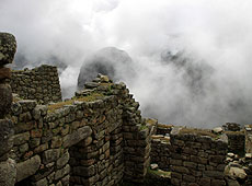 雲に浮かぶペルーの世界遺産マチュピチュ