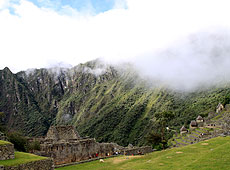 切り立った断崖のペルーの世界遺産マチュピチュ