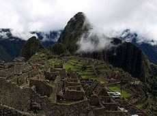 雲をまとったペルーの世界遺産マチュピチュの全景