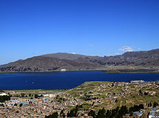 ペルーのプーノの街並みとチチカカ湖
