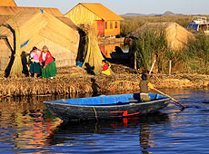 ペルーのチチカカ湖に浮かぶウロス島と住人
