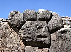 ペルーの遺跡サクサイワマンのピューマの足型