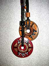 インカ模様の陶器のネックレス