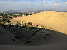 ペルーのイカの砂漠と町