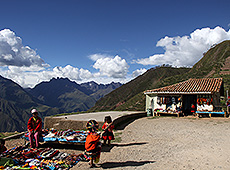 ペルーのアンデスの子供たち