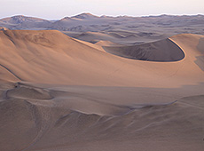 ペルーの夕暮れのワカチナの砂漠