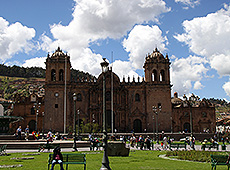 ペルーの世界遺産クスコの大聖堂とアルマス広場