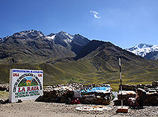 ペルーのララヤ峠のアンデスの山並み